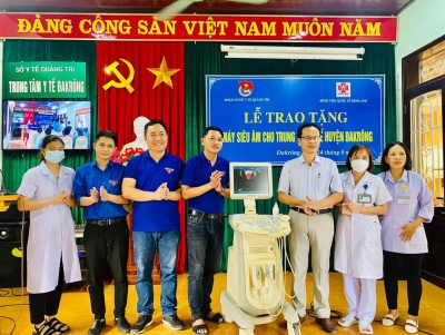 Trao tặng máy siêu âm cho TTYT huyện Đa Krông